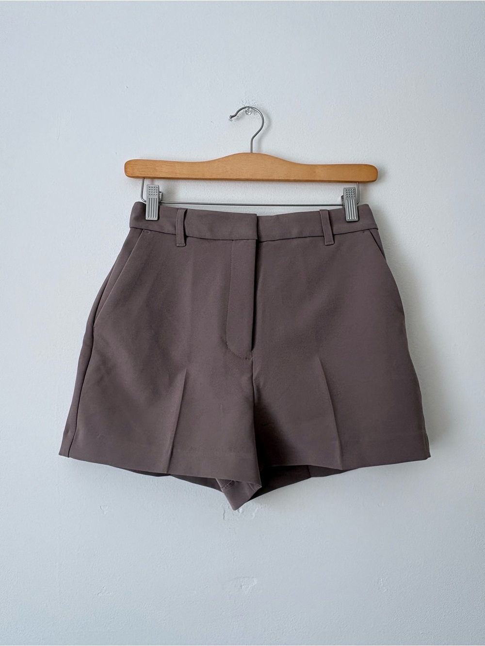 Express Women’s Super High Waisted Tailored Shorts in Studio Stretch Twill